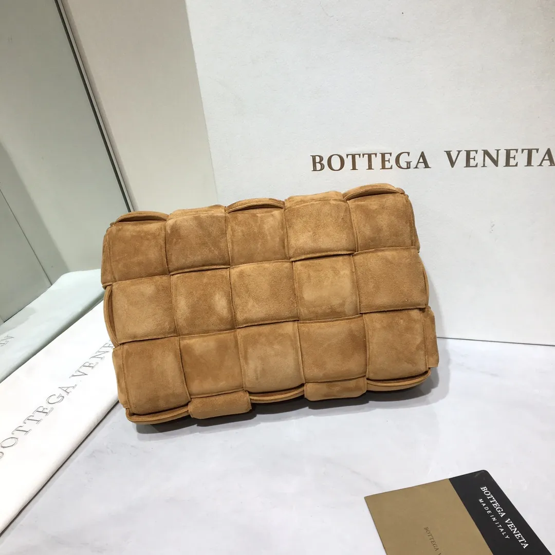 The Veneta Cassette pillow bag is made of soft frosted calfskin + aged matte gold buckle, very very fashionable! ! The leather feels super comfortable to the touch, and it has adjustable spaghetti straps with a signature triangle buckle. Size:26cm*18cm*8cm